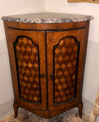 une armoire d'angle avec un plan de travail en marbre dans une salle de bains