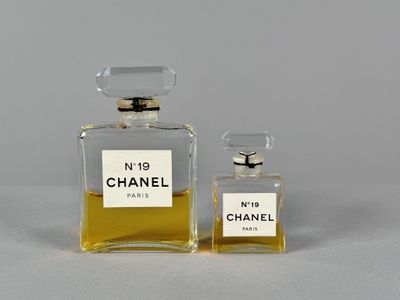 CHANEL. Collection de deux flacons FACTICE / DUMMY de parfum…