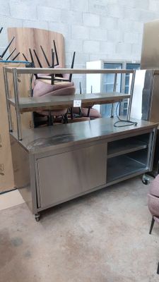 plusieurs chaises et une table dans une pièce avec beaucoup de meubles
