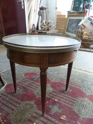 une table dont le plateau est en marbre