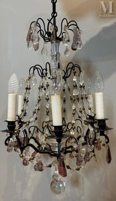un lustre à cinq lumières suspendu au plafond