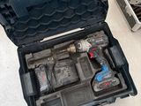 une caisse à outils avec des outils à l'intérieur sur le sol