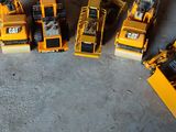 beaucoup d'engins de chantier qui sont posés par terre