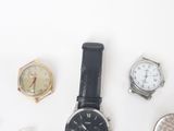 plusieurs types de montres sur une surface blanche