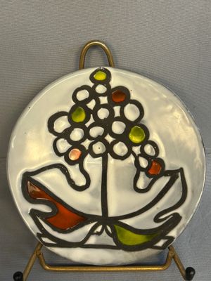 une photo d'une plaque de verre ornée d'un motif floral