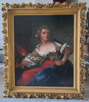 Portrait d'une femme portant une épée et une robe à imprimé léopard