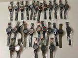 de nombreuses montres exposées au mur