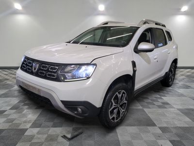 la dacia blanche est garée sur un carrelage à carreaux