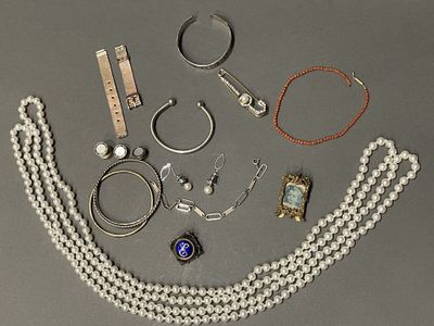 beaucoup de bijoux posés ensemble sur la table