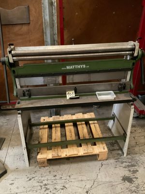 une machine posée sur une palette dans une pièce