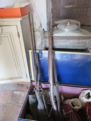 une boîte bleue avec un tas d'outils à l'intérieur