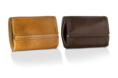 une paire de portefeuilles en cuir marron et marron sur fond blanc