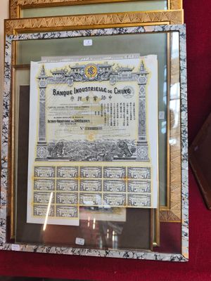 une photo d'un certificat encadré accroché au mur