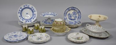 de nombreux types d'assiettes et de bols différents sur la table