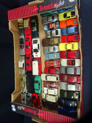 une boîte en carton contenant tout un tas de petites voitures