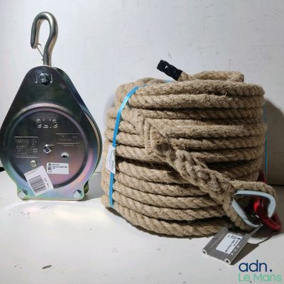 une corde et un crochet posés sur une table à côté d'un crochet