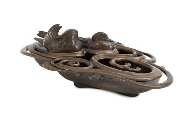 une sculpture en bronze représentant un bateau sur lequel se trouvent des oiseaux