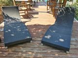 deux chaises longues sur la terrasse d'une maison