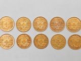 gros plan d'un paquet de pièces d'or sur une surface blanche
