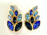 deux paires de boucles d'oreilles bleues et en cristal bleu posées sur un fond blanc