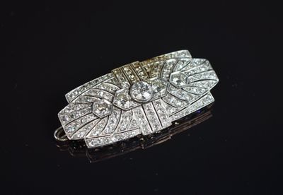 une broche Art déco en diamants et or blanc