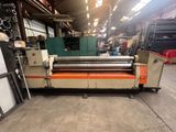 une machine qui se trouve à l'intérieur d'un bâtiment