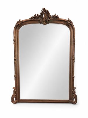 un grand miroir décoré, doté d'un cadre en bois orné de sculptures élaborées