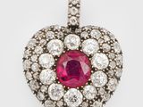 un pendentif en forme de cœur, orné d'un rubis et de diamants