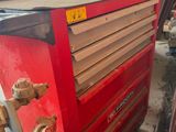 une image représentant une boîte à outils rouge munie d'une poignée rouge