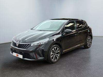Le nouveau SUV Toyota C-HR est garé dans un showroom
