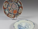 une paire d'assiettes en porcelaine de Chine et une assiette ornée d'un motif de fleurs et d'oiseaux