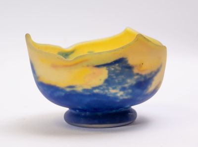MULLER frères, Lunéville, Vase en verre coloré bleu et jaune…