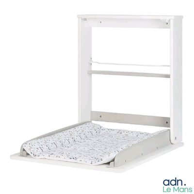 un lit blanc avec un matelas posé dessus