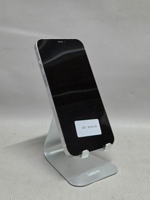 un téléphone portable posé sur un support sur une table