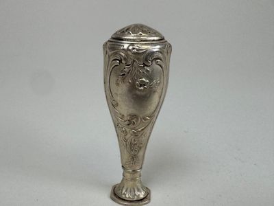 Sceau à cacheter probablement en argent repoussé à décor de … - Photo 1