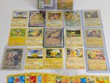 de nombreuses cartes Pokémon étalées sur la table