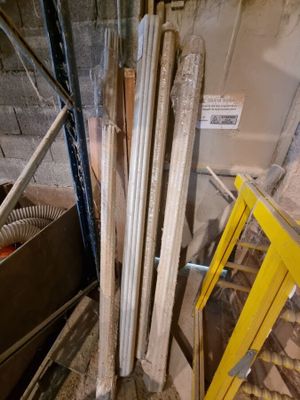 un tas de matériaux de construction posé sur le sol d'un immeuble