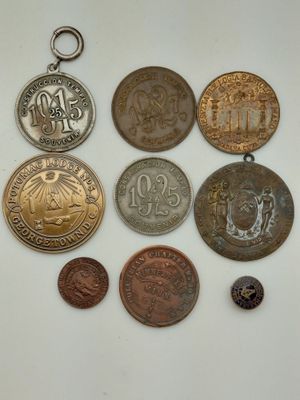 plusieurs pièces de monnaie sont disposées en ligne sur une surface blanche