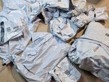 une pile de vêtements sur une table