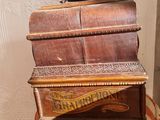 une pile de livres posée sur un tabouret
