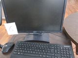 un bureau équipé d'un ordinateur et d'un clavier