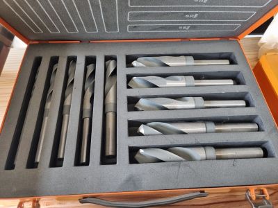 de nombreux outils rangés dans une mallette posée sur une table