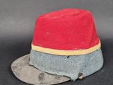 un chapeau rouge orné d'un ruban bleu