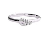 gros plan d'une bague en diamant sur fond blanc
