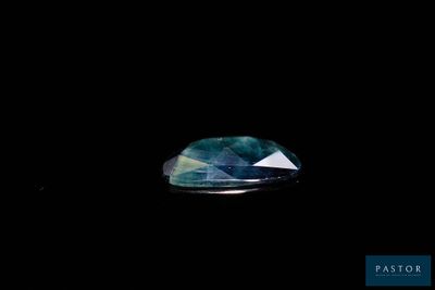 un gros plan d'un diamant bleu sur fond noir