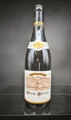 une bouteille de vin posée sur une table