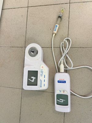 une télécommande et un chargeur posés par terre