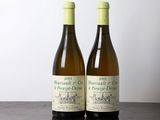 deux bouteilles de vin posées sur une table en bois