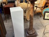 beaucoup de chaises et de tables dans une pièce