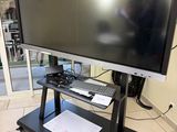 un téléviseur à écran plat posé sur un support dans une pièce